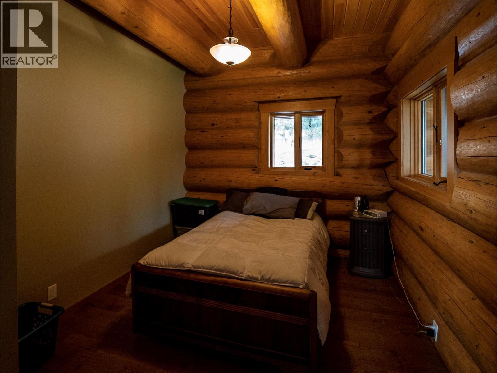 6470 Mckinney Road, Oliver, BC - Indoor Photo Showing Bedroom