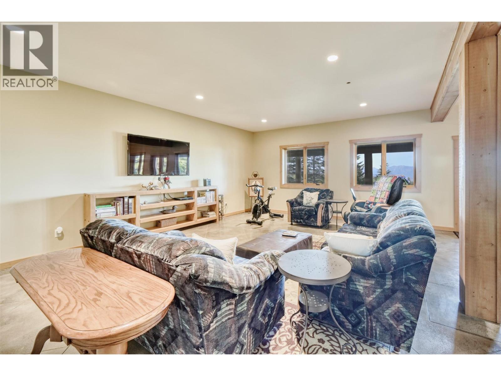 6470 Mckinney Road, Oliver, BC - Indoor Photo Showing Living Room