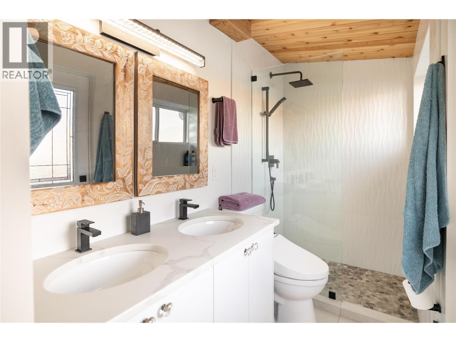 7192 Brent Road, Peachland, BC - Indoor Photo Showing Bathroom