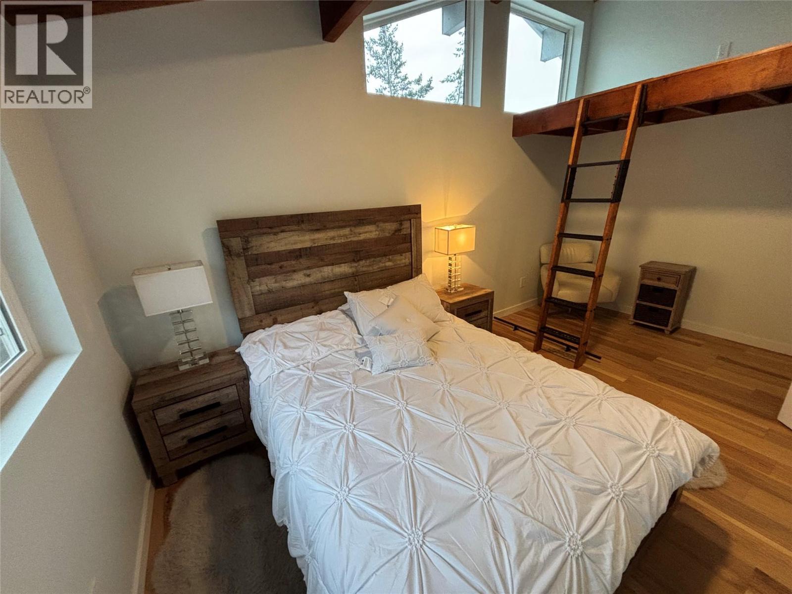 7192 Brent Road, Peachland, BC - Indoor Photo Showing Bedroom