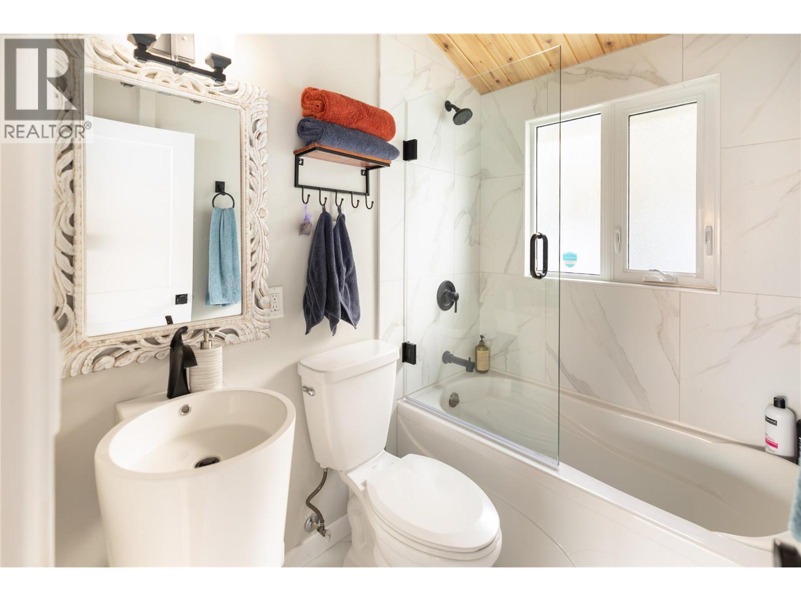 7192 Brent Road, Peachland, BC - Indoor Photo Showing Bathroom