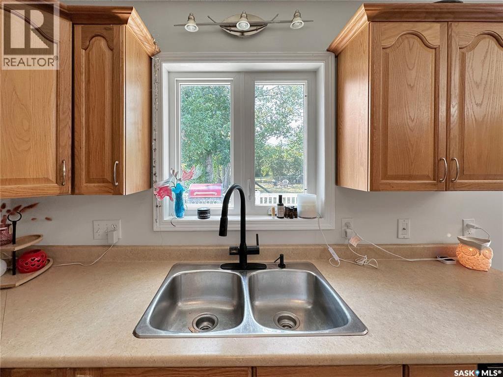 219 4Th Avenue, Whitewood, SK - Indoor Photo Showing Kitchen With Double Sink