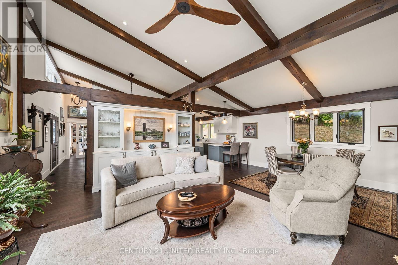 72 Darling Drive, Selwyn, ON - Indoor Photo Showing Living Room