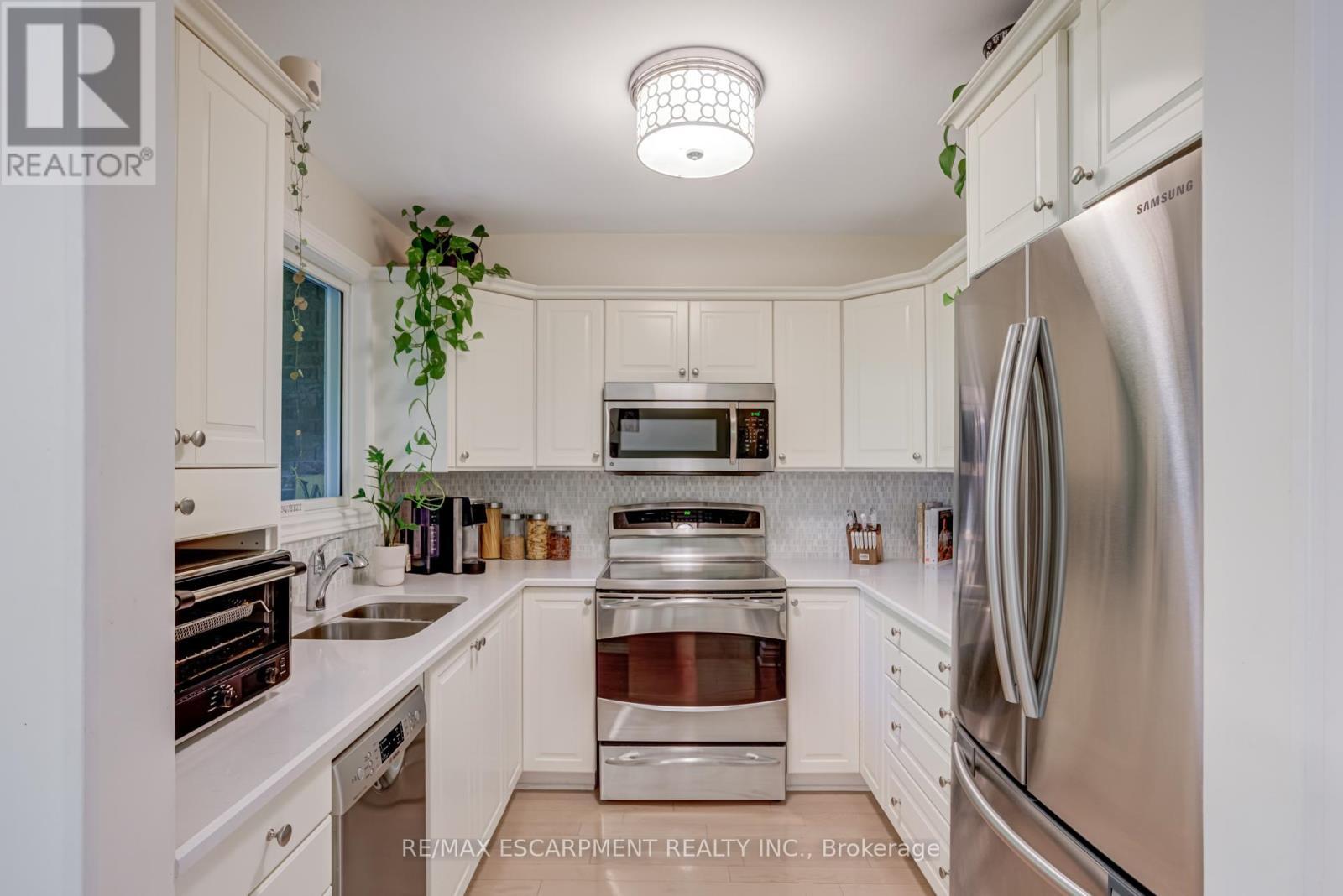 5 - 1560 Kerns Road, Burlington, ON - Indoor Photo Showing Kitchen With Double Sink