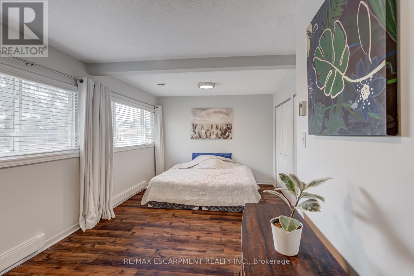 5 - 1560 Kerns Road, Burlington, ON - Indoor Photo Showing Bedroom
