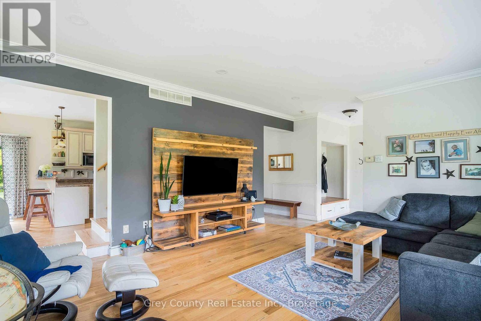 135260 9Th Line, Grey Highlands, ON - Indoor Photo Showing Living Room