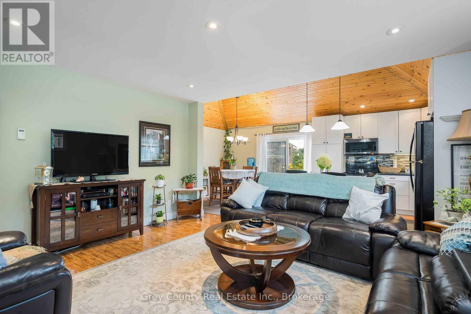 135260 9Th Line, Grey Highlands, ON - Indoor Photo Showing Living Room