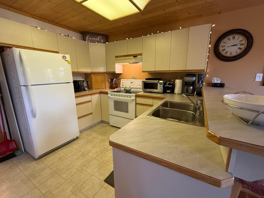 150 Porcupine Road, Oliver, BC - Indoor Photo Showing Kitchen With Double Sink
