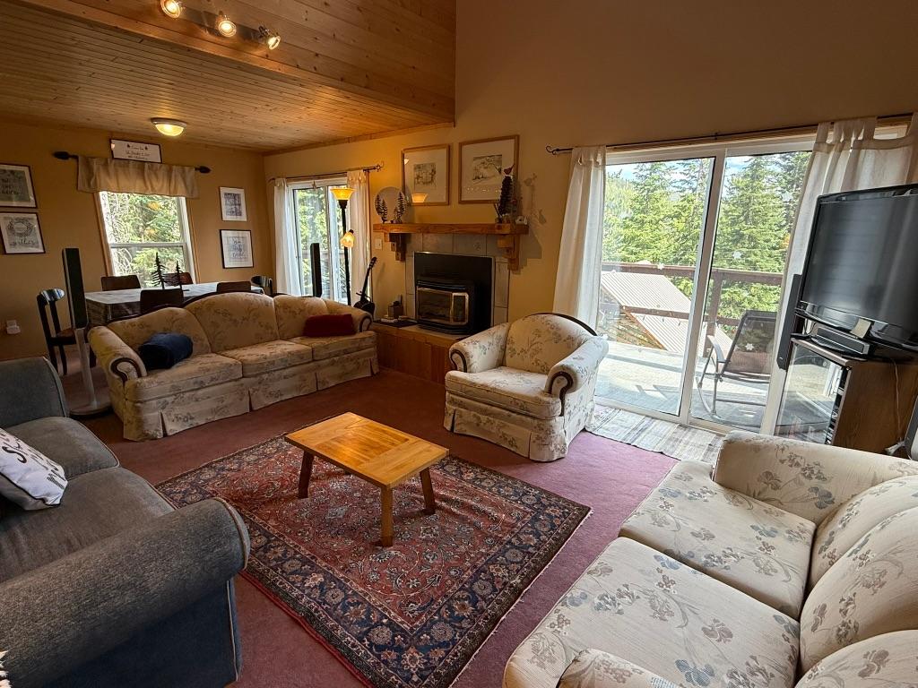 150 Porcupine Road, Oliver, BC - Indoor Photo Showing Living Room With Fireplace