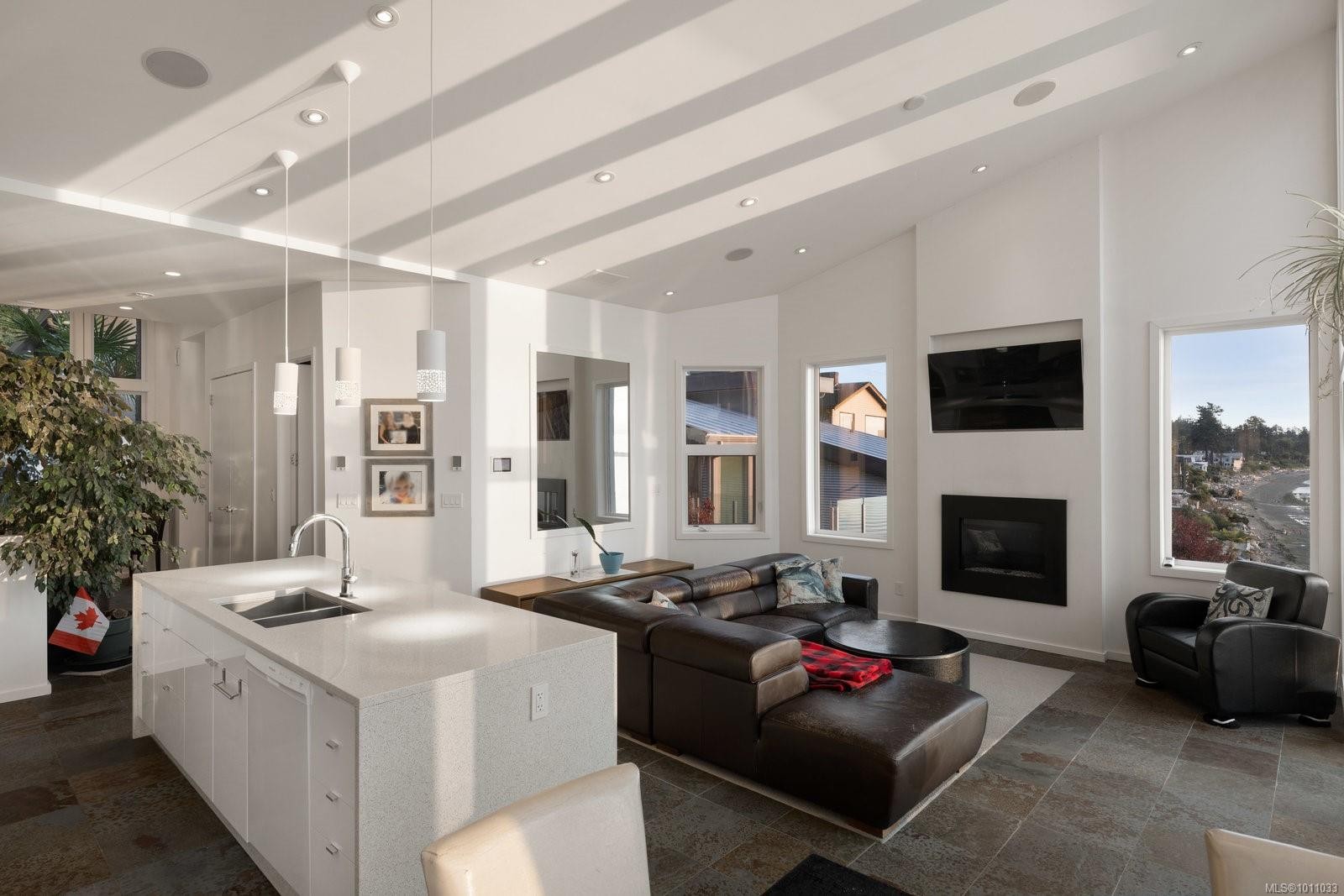 5009 Cordova Bay Rd, Saanich, BC