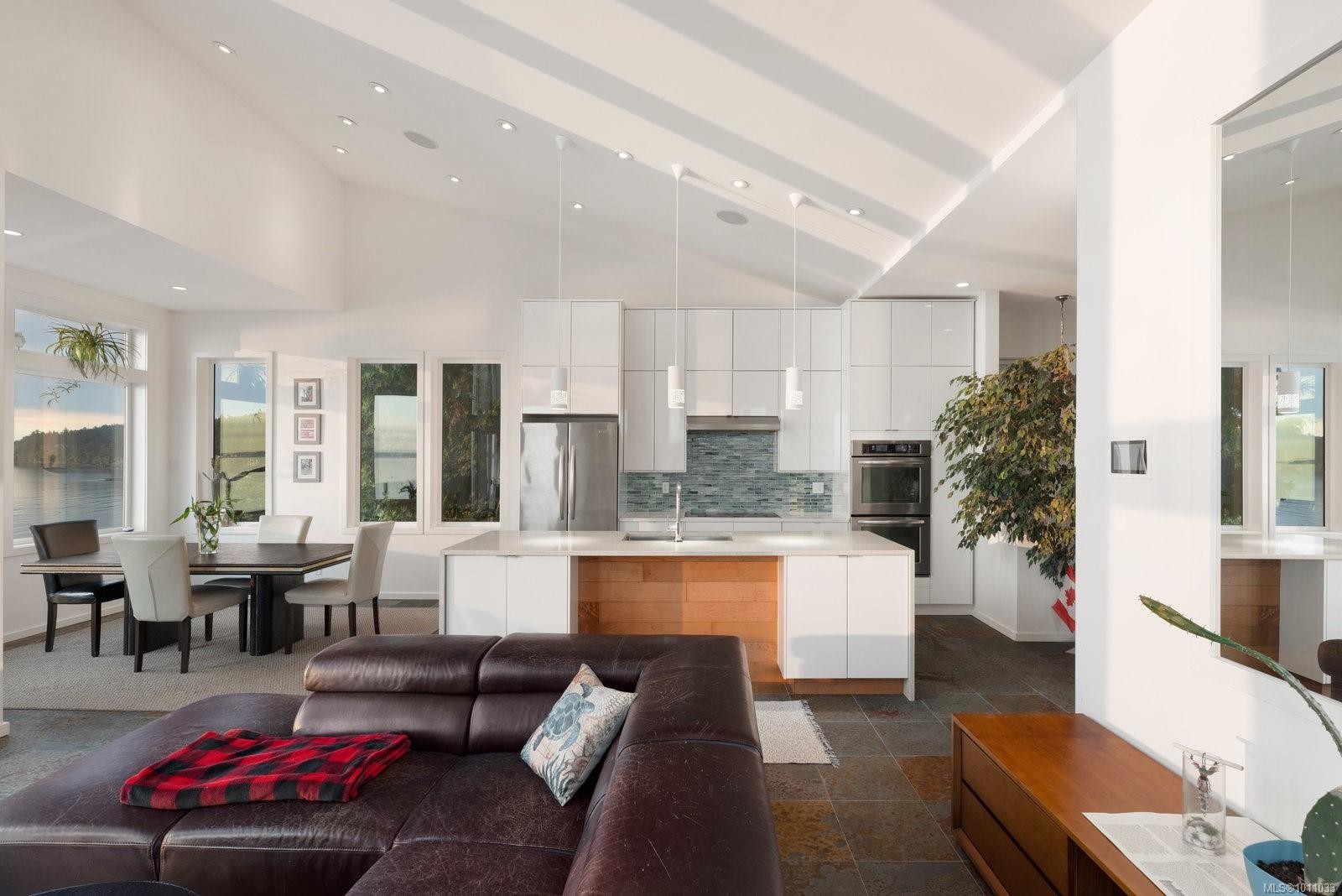 5009 Cordova Bay Rd, Saanich, BC