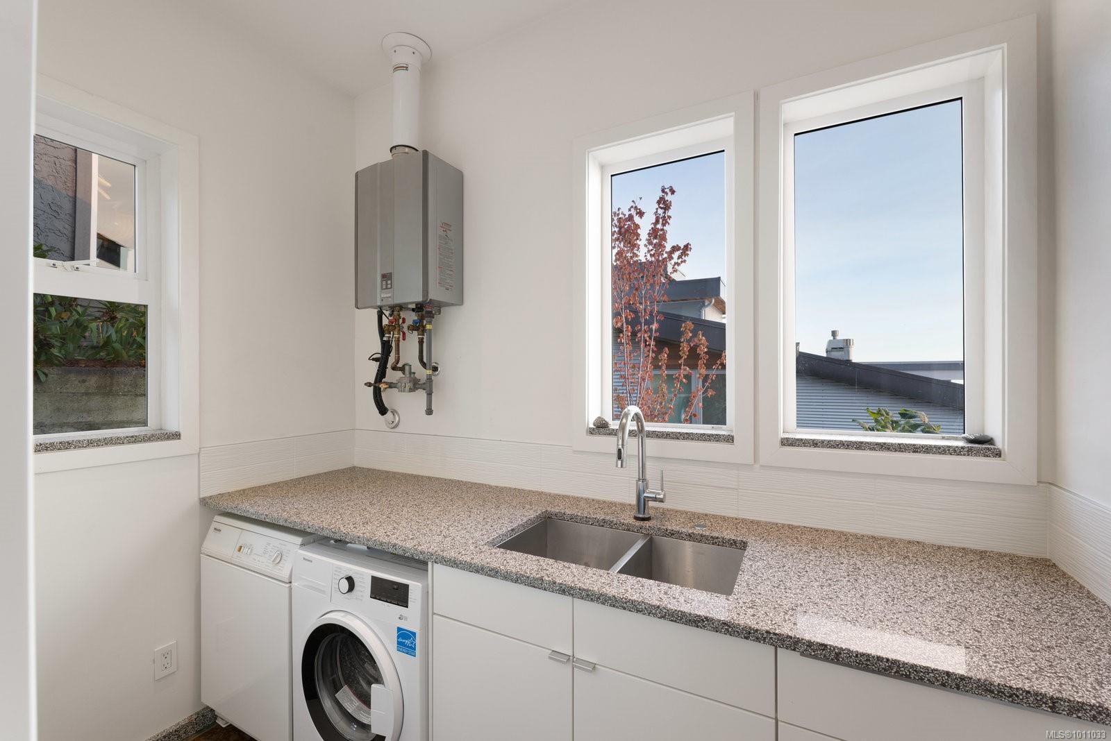 5009 Cordova Bay Rd, Saanich, BC