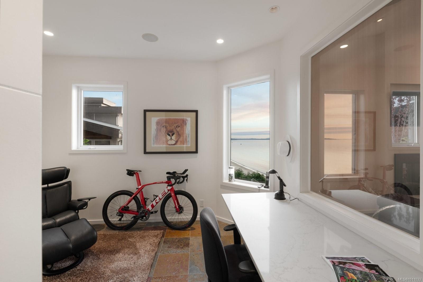 5009 Cordova Bay Rd, Saanich, BC