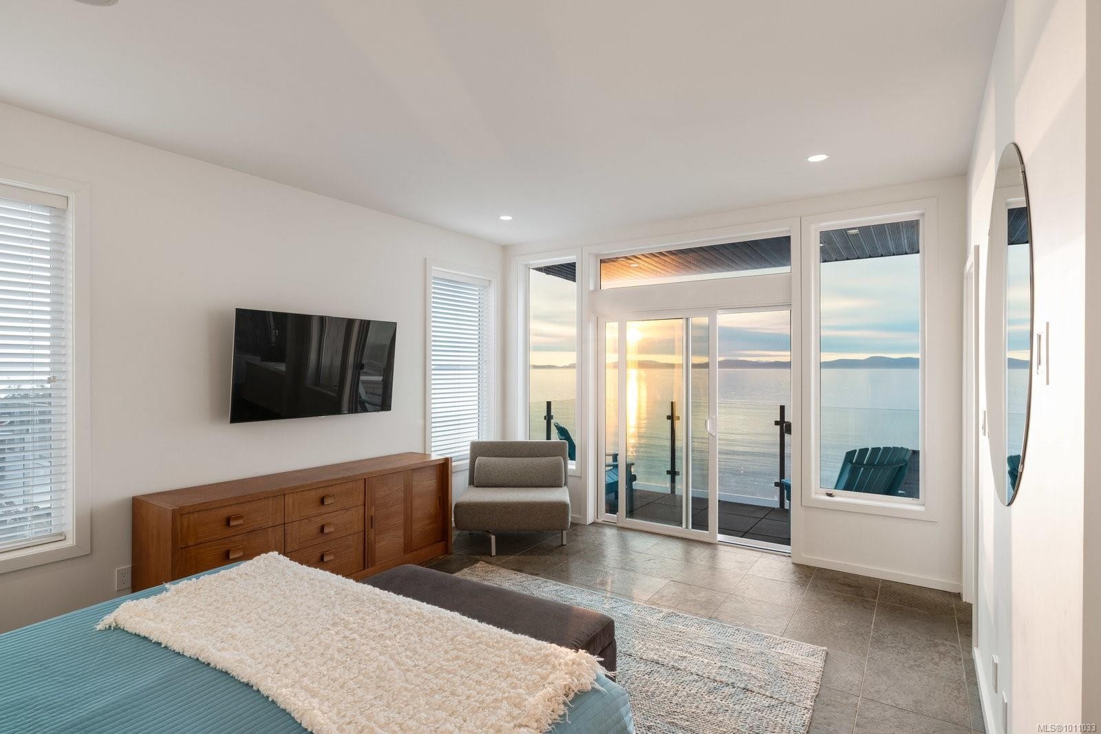 5009 Cordova Bay Rd, Saanich, BC