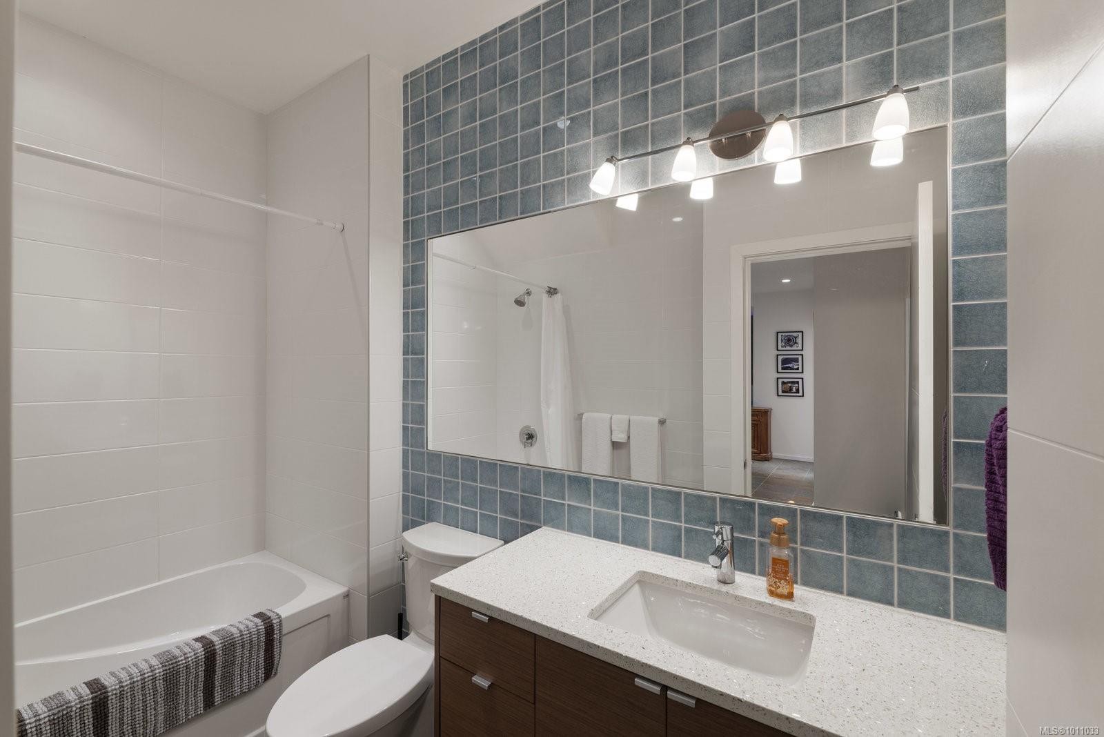 5009 Cordova Bay Rd, Saanich, BC