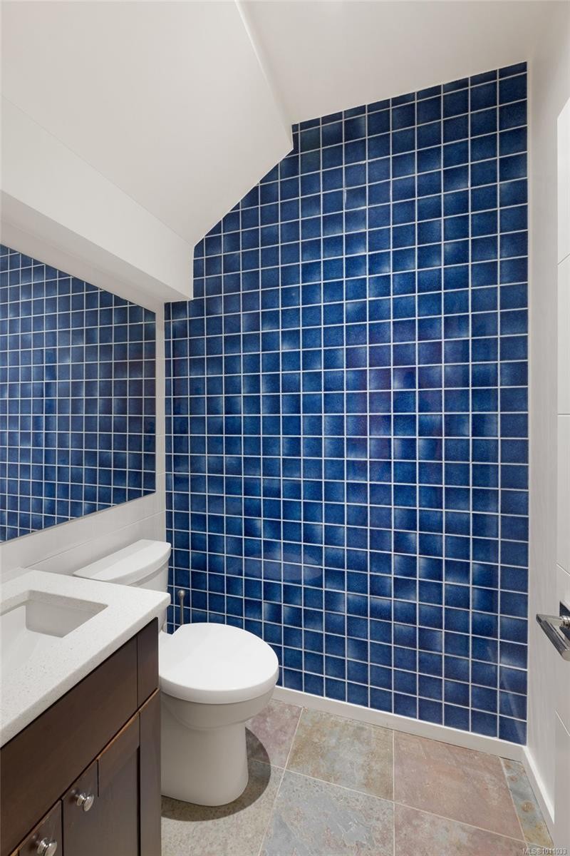 5009 Cordova Bay Rd, Saanich, BC