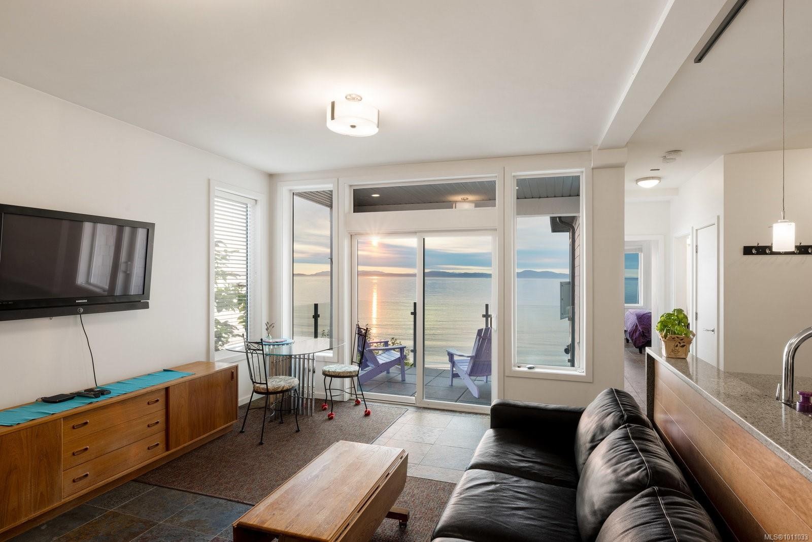 5009 Cordova Bay Rd, Saanich, BC