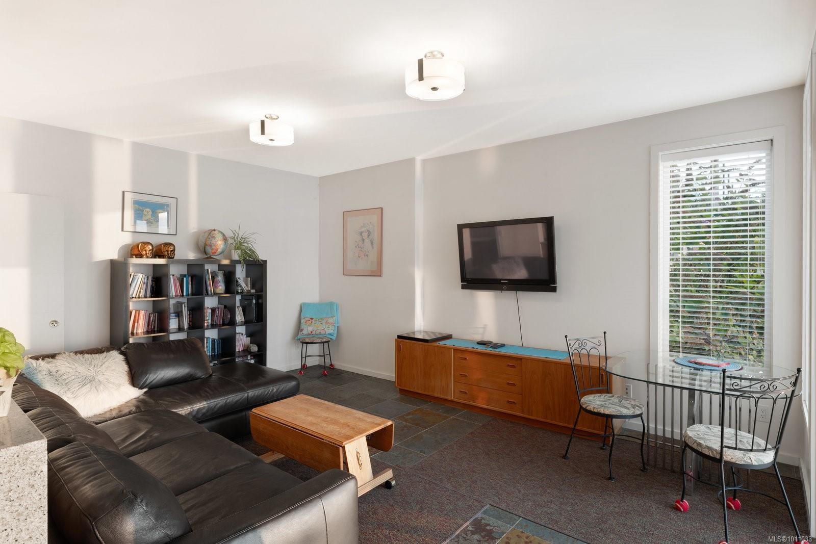 5009 Cordova Bay Rd, Saanich, BC