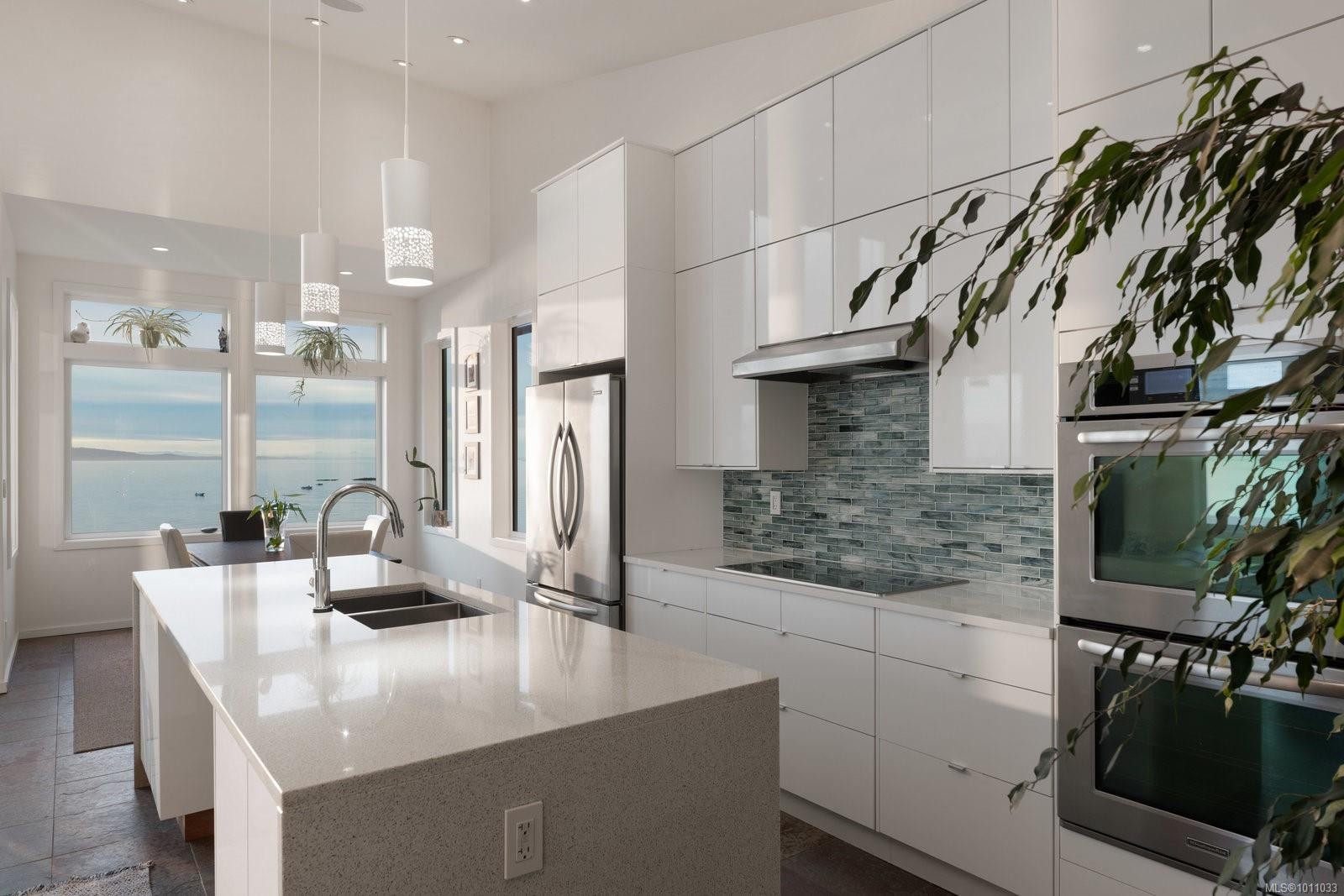 5009 Cordova Bay Rd, Saanich, BC