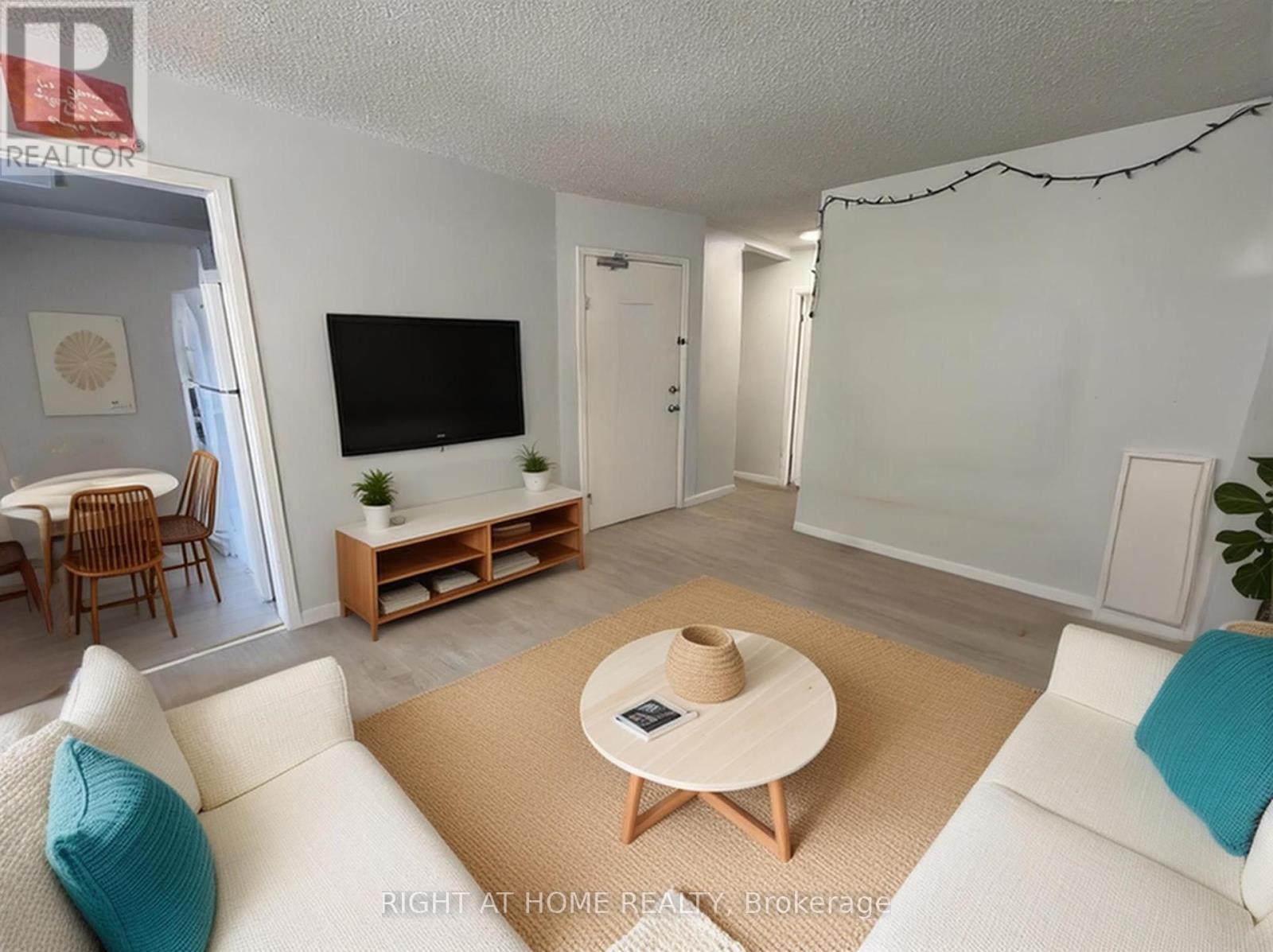 2 - 222 Lyon Street N, Ottawa, ON - Indoor Photo Showing Living Room