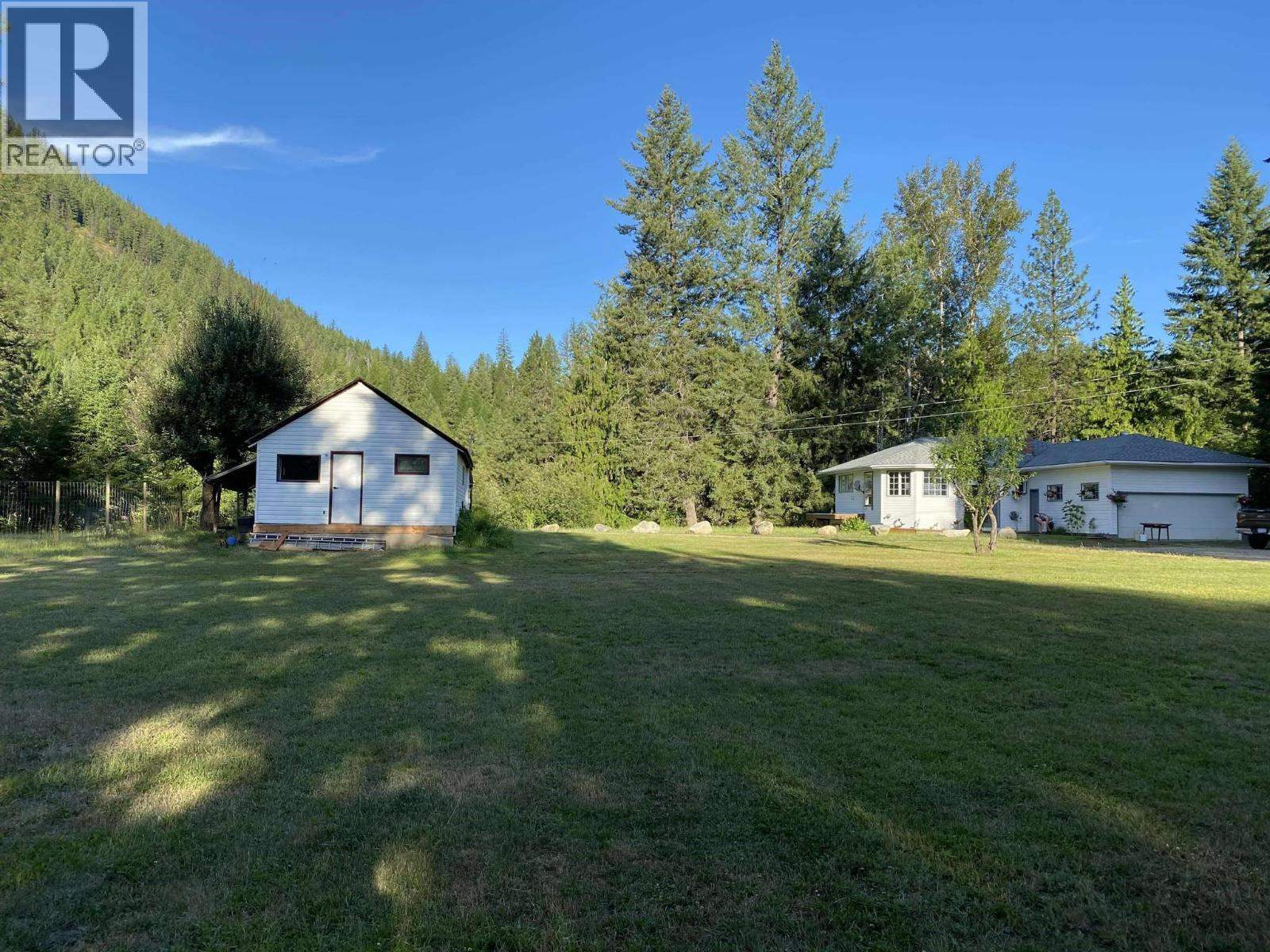 Main house and small house. - 2697 Osachoff Road, South Slocan, BC - Outdoor