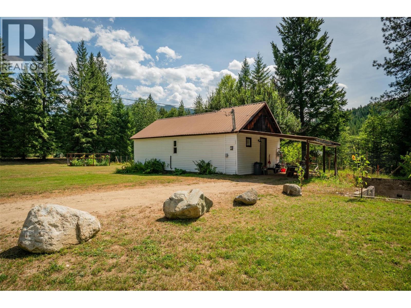 Fully renovated small house. - 2697 Osachoff Road, South Slocan, BC - Outdoor
