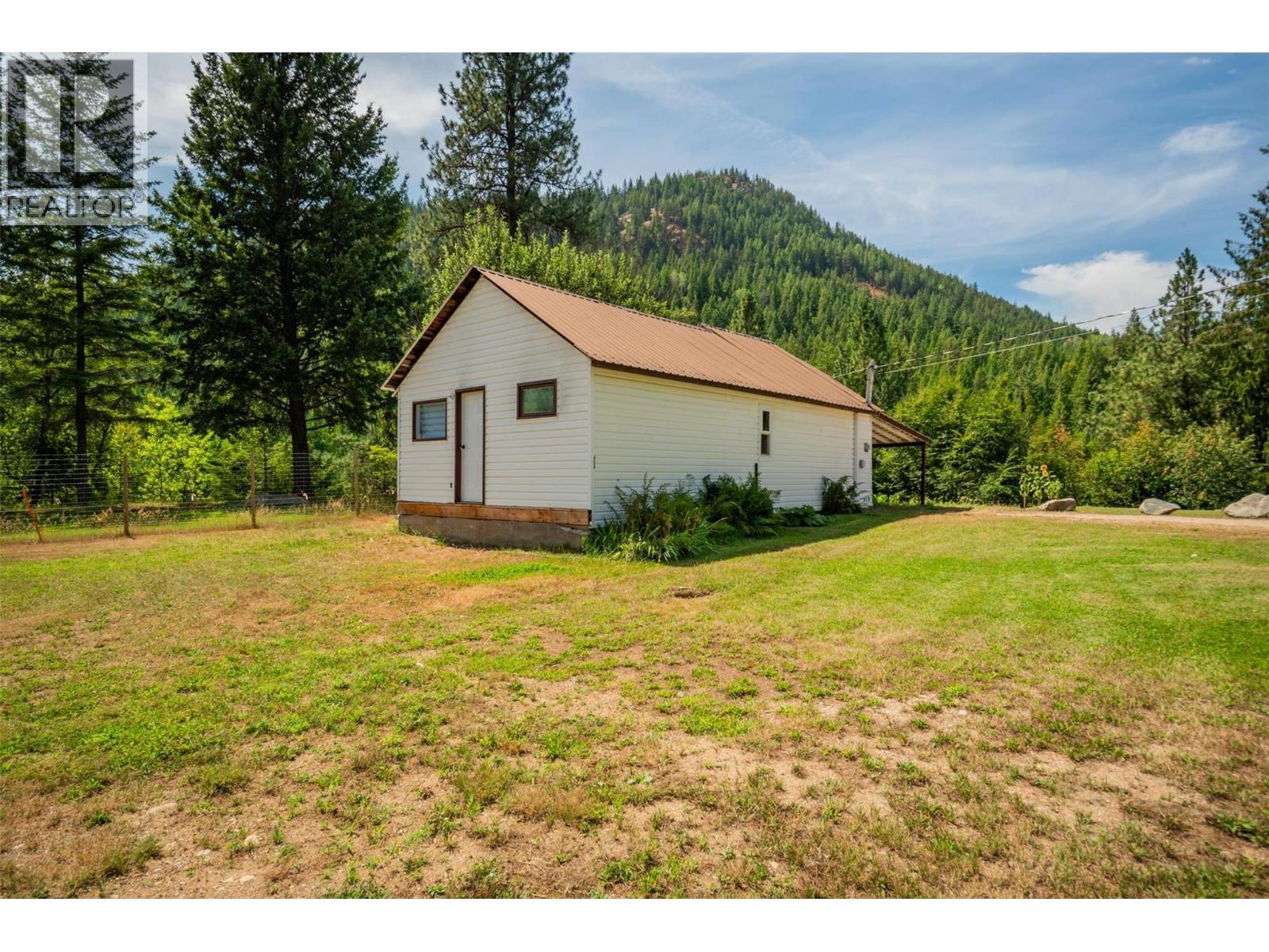 Fully renovated small house. - 2697 Osachoff Road, South Slocan, BC - Outdoor