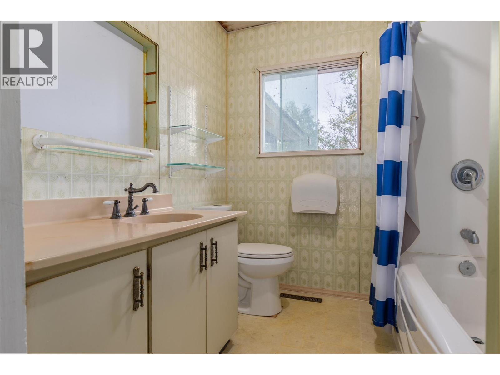 Bathroom of the brown house. - 2697 Osachoff Road, South Slocan, BC - Indoor Photo Showing Bathroom
