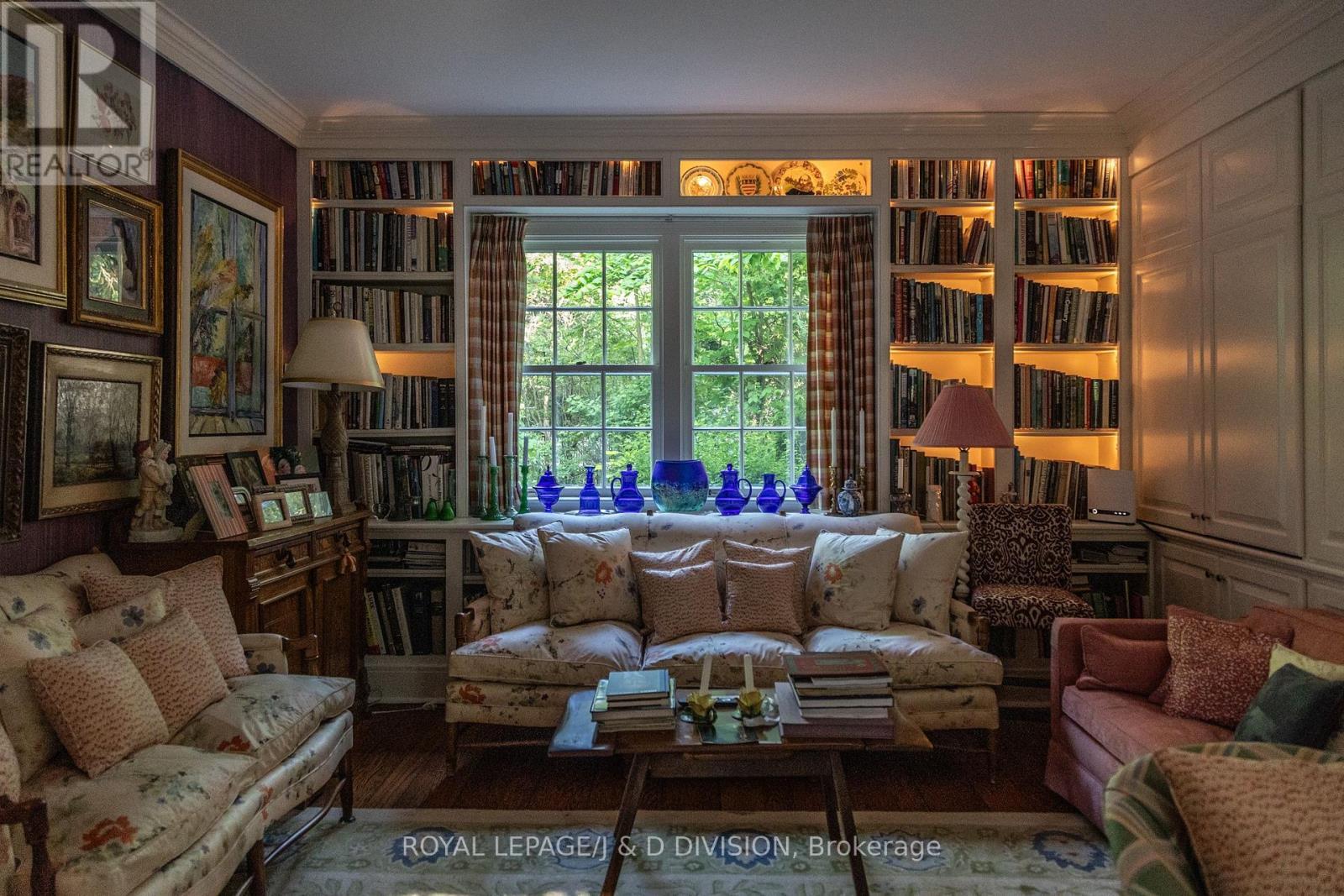 217 Butler Street, Niagara-On-The-Lake, ON - Indoor Photo Showing Living Room