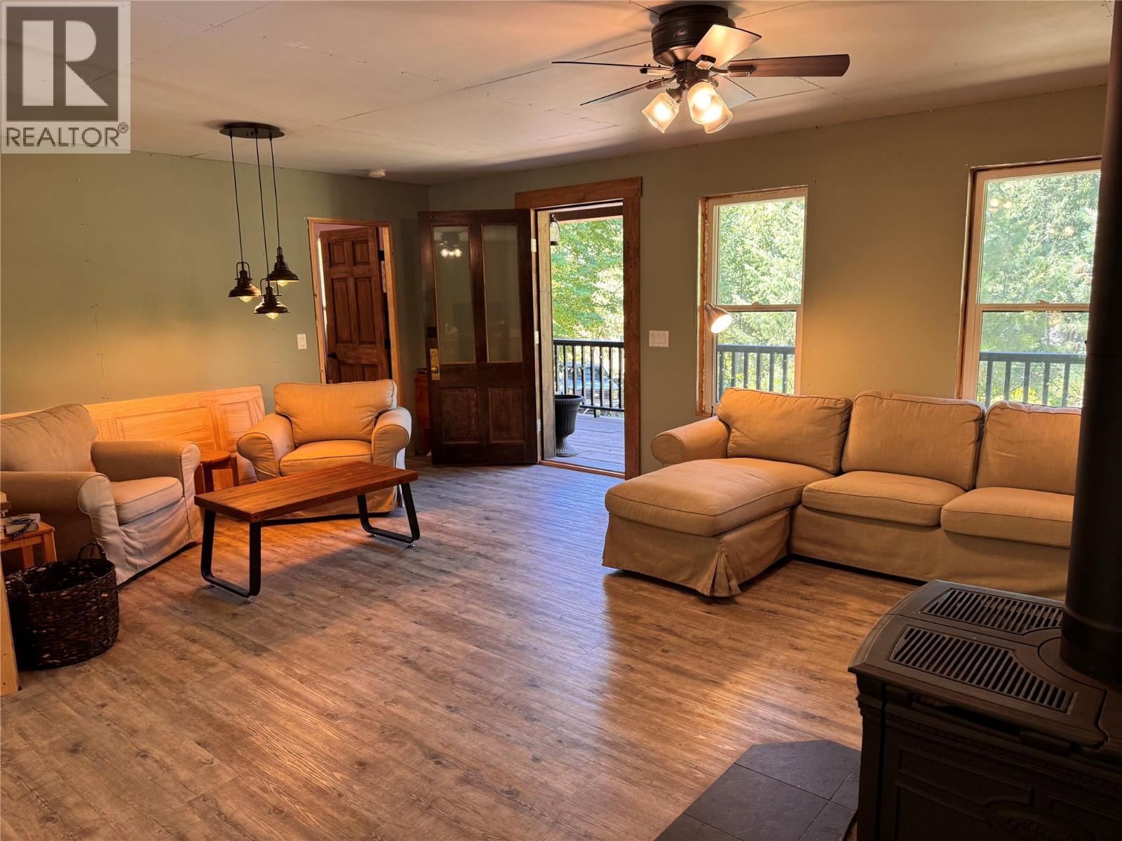 2160 3 Highway, Christina Lake, BC - Indoor Photo Showing Living Room