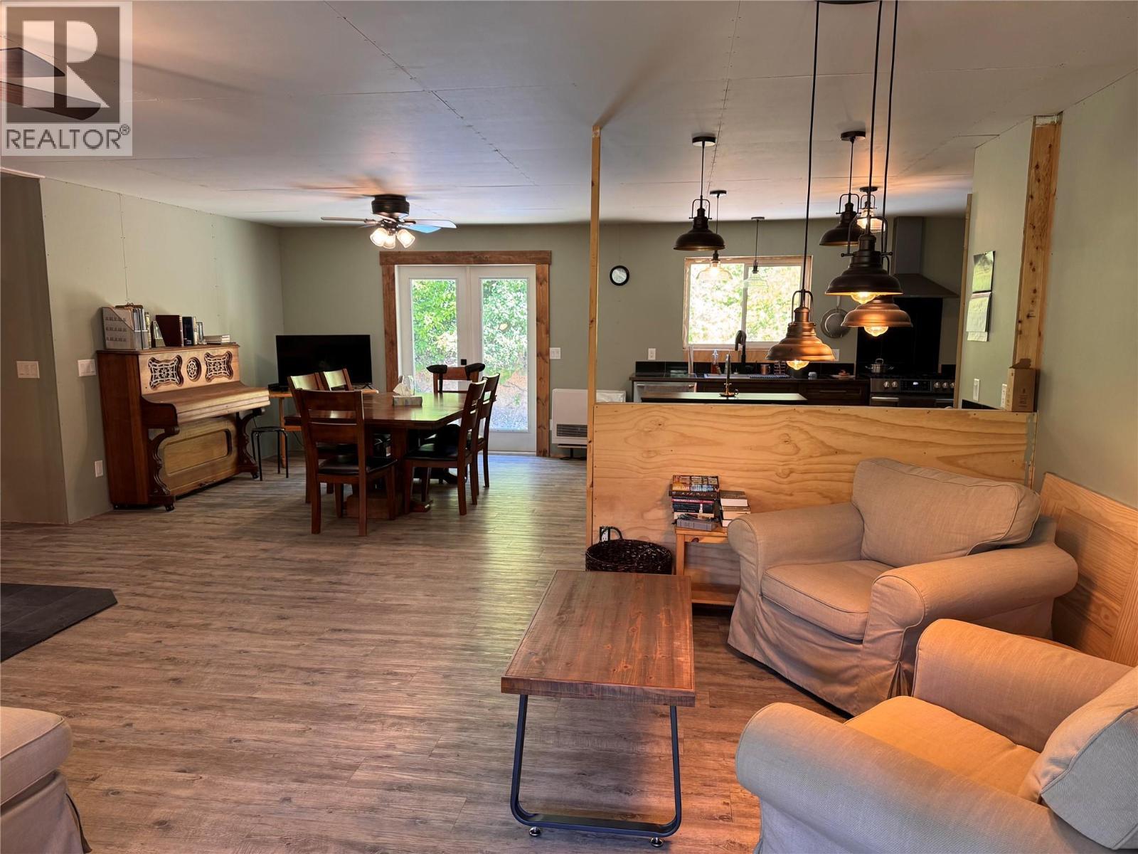 2160 3 Highway, Christina Lake, BC - Indoor Photo Showing Living Room