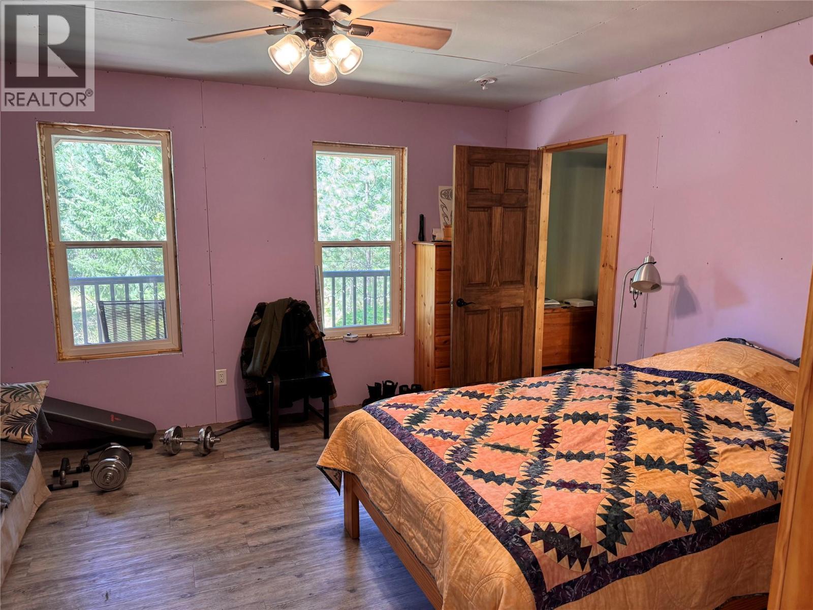 2160 3 Highway, Christina Lake, BC - Indoor Photo Showing Bedroom
