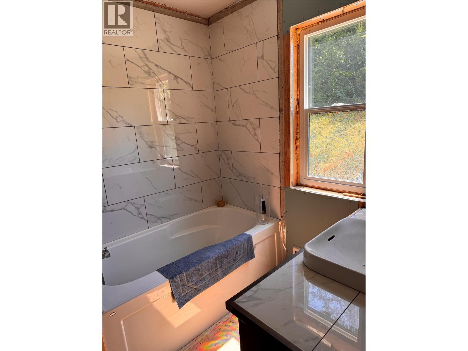 2160 3 Highway, Christina Lake, BC - Indoor Photo Showing Bathroom
