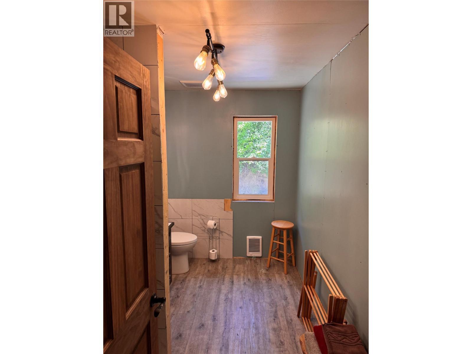 2160 3 Highway, Christina Lake, BC - Indoor Photo Showing Bathroom