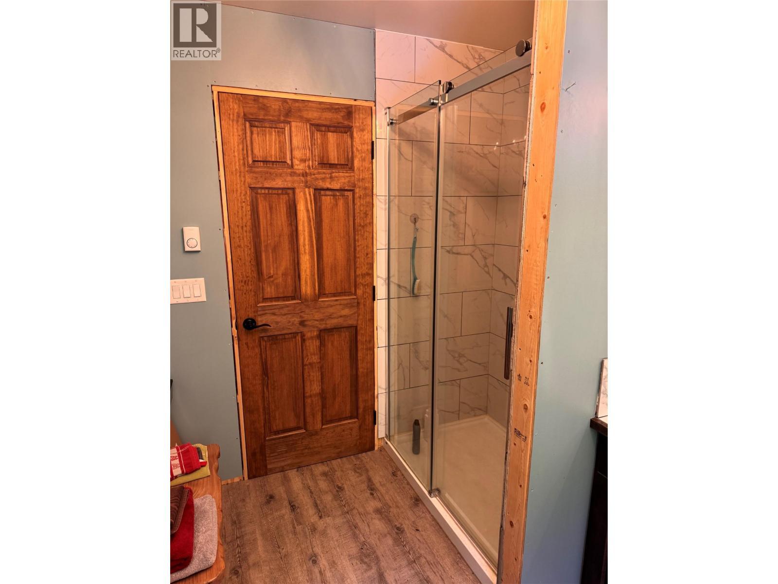 2160 3 Highway, Christina Lake, BC - Indoor Photo Showing Bathroom