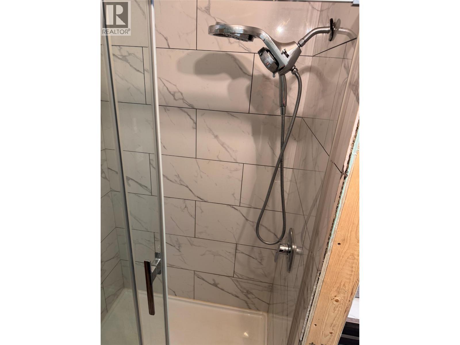 2160 3 Highway, Christina Lake, BC - Indoor Photo Showing Bathroom