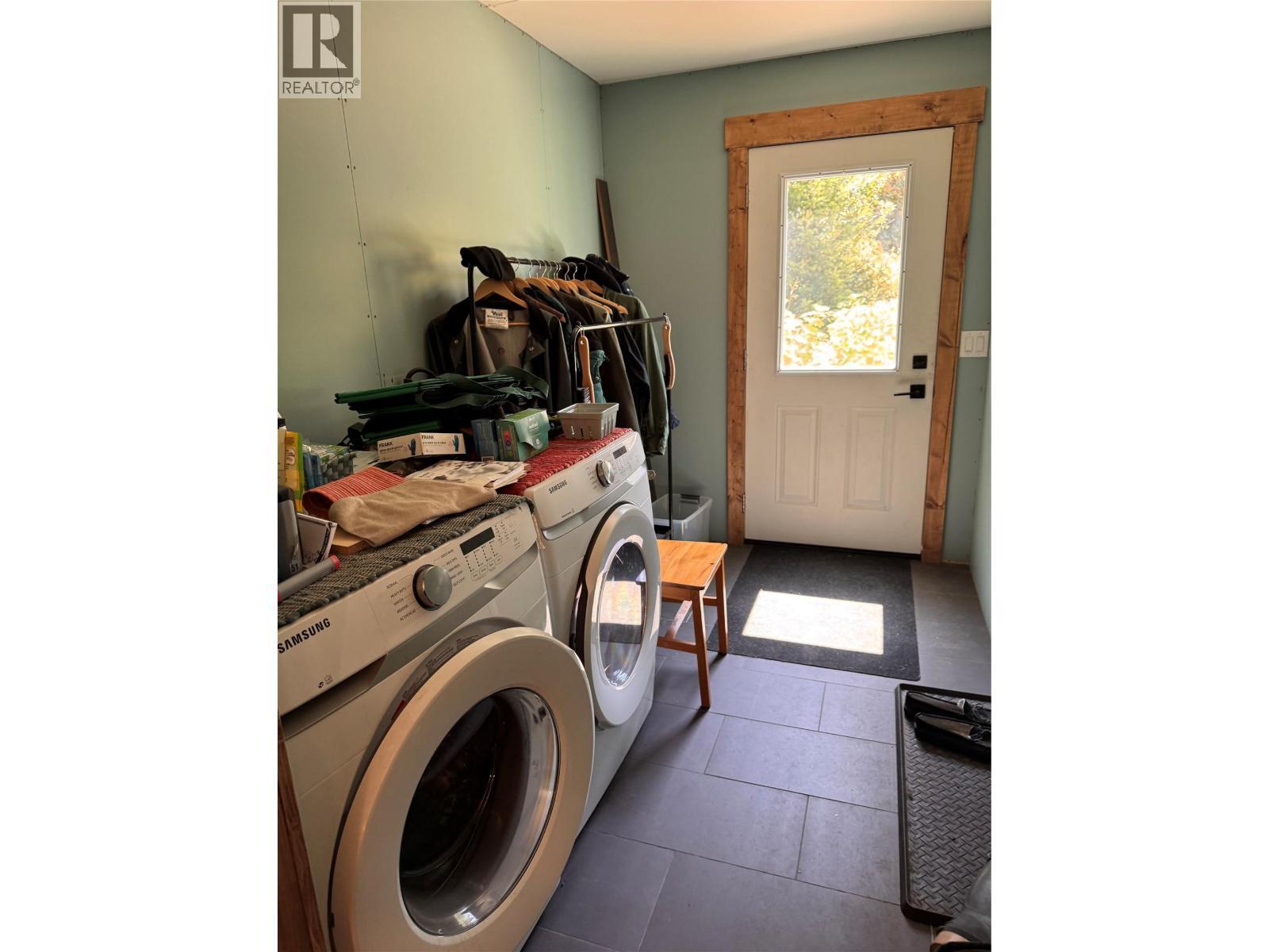 2160 3 Highway, Christina Lake, BC - Indoor Photo Showing Laundry Room