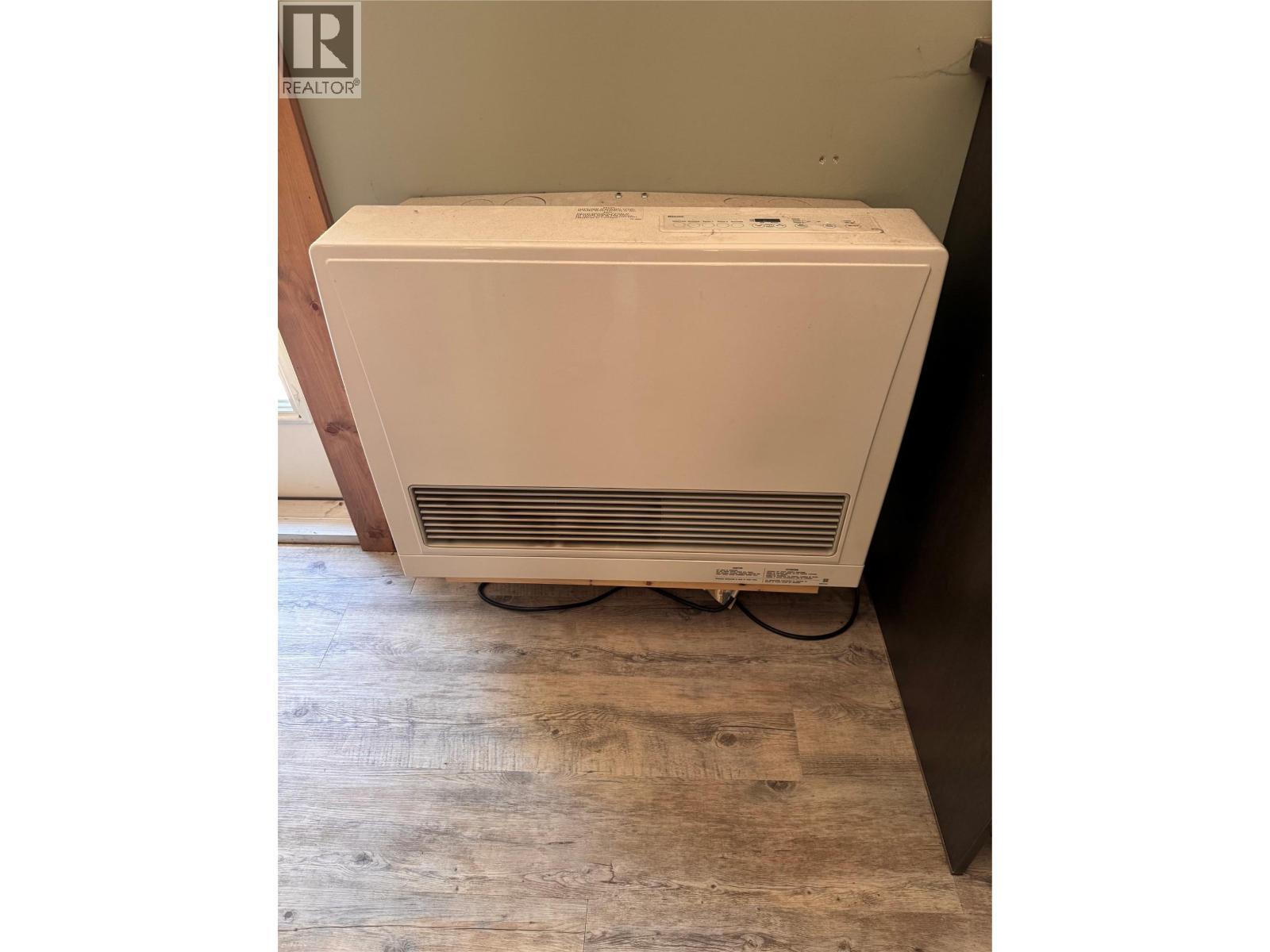 2160 3 Highway, Christina Lake, BC - Indoor Photo Showing Laundry Room