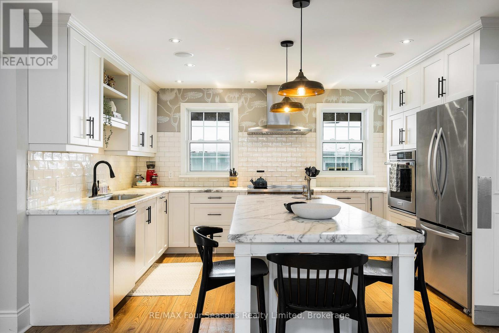 141 Aspen Way, Blue Mountains, ON - Indoor Photo Showing Kitchen With Upgraded Kitchen