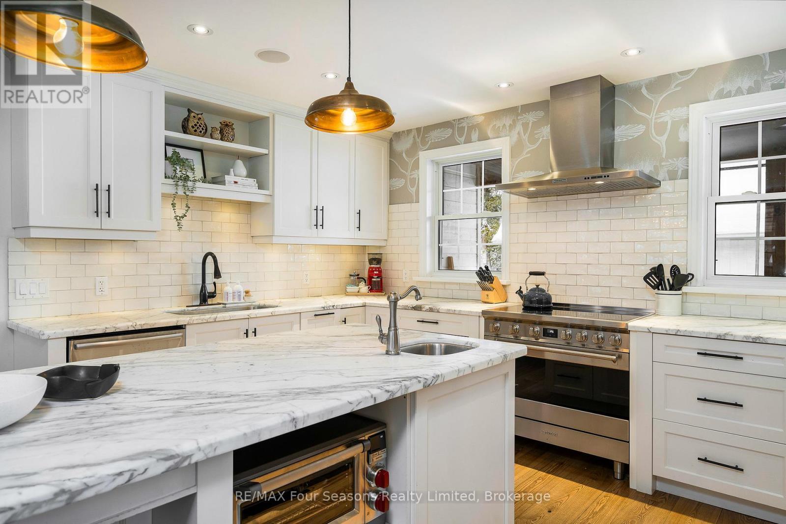 141 Aspen Way, Blue Mountains, ON - Indoor Photo Showing Kitchen With Upgraded Kitchen