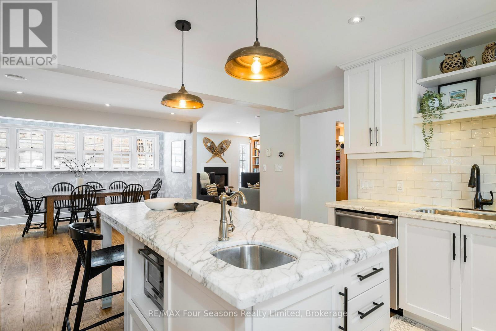 141 Aspen Way, Blue Mountains, ON - Indoor Photo Showing Kitchen With Upgraded Kitchen