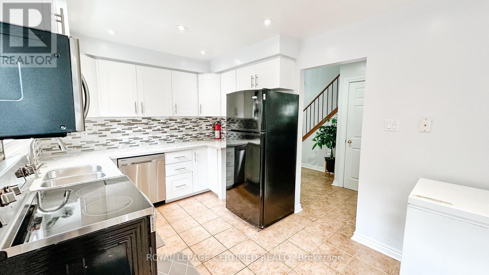 29 Cog Hill Drive, Vaughan, ON - Indoor Photo Showing Kitchen With Double Sink