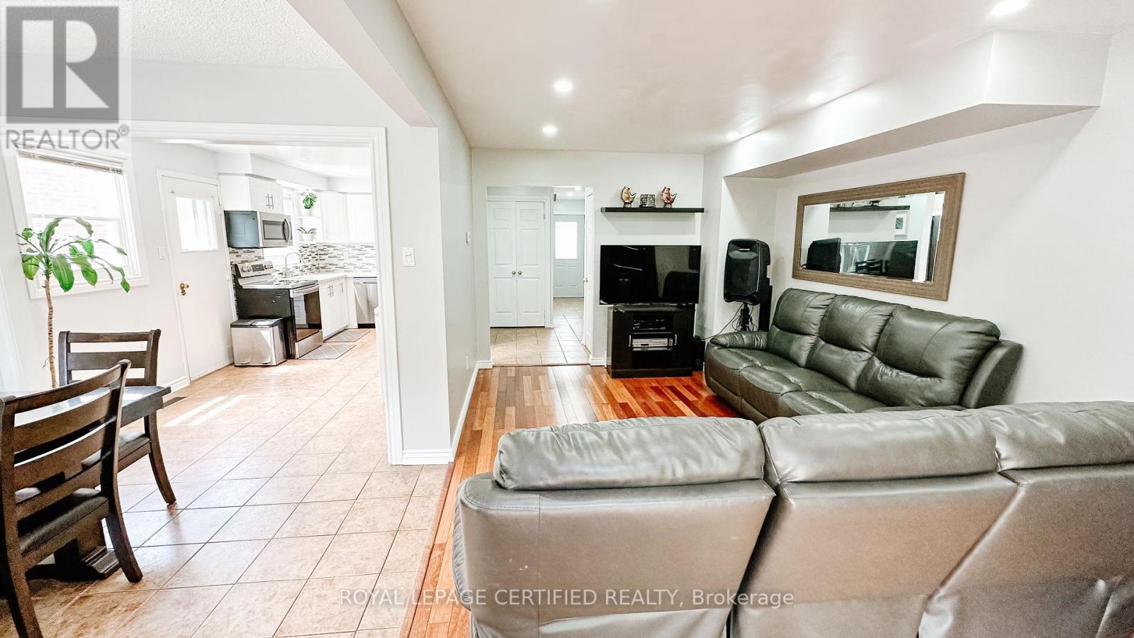 29 Cog Hill Drive, Vaughan, ON - Indoor Photo Showing Living Room
