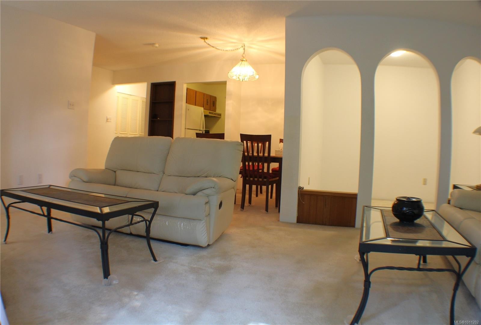 311-1009 Mckenzie Ave, Saanich, BC - Indoor Photo Showing Living Room