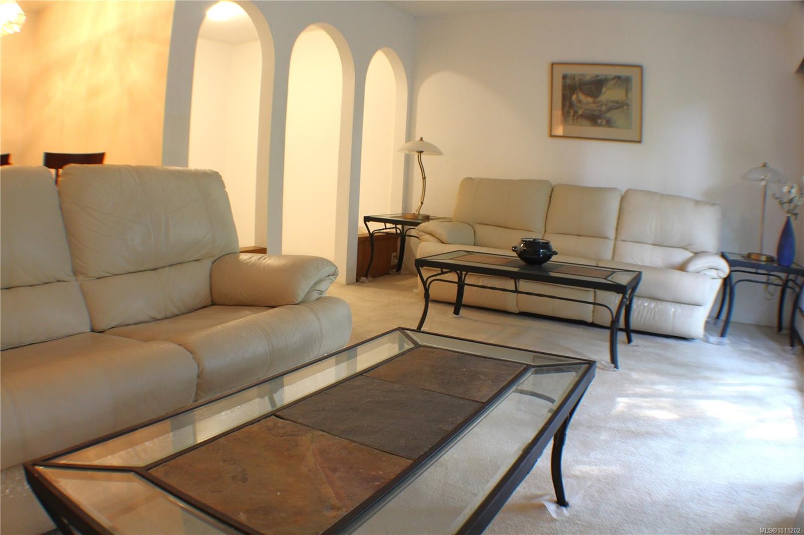 311-1009 Mckenzie Ave, Saanich, BC - Indoor Photo Showing Living Room