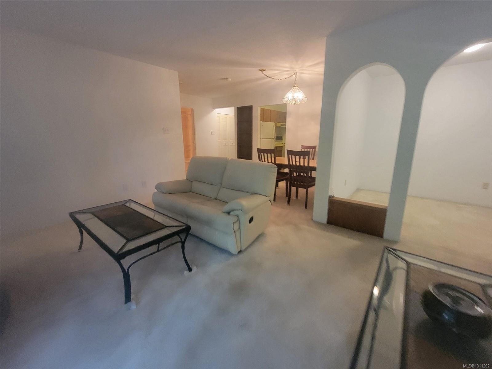 311-1009 Mckenzie Ave, Saanich, BC - Indoor Photo Showing Living Room