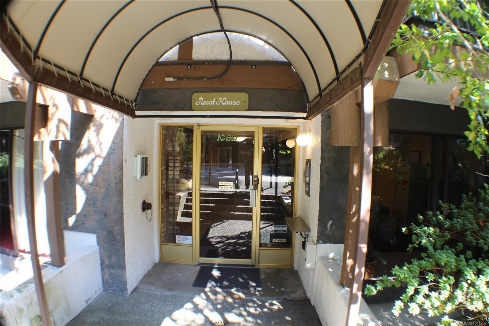 311-1009 Mckenzie Ave, Saanich, BC -