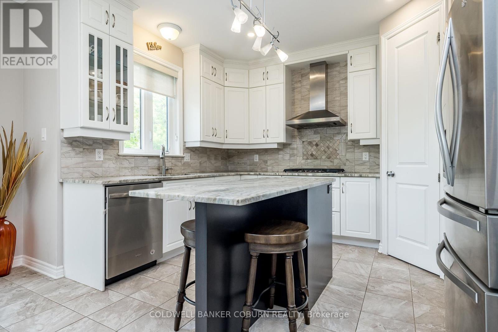 549 Osmond Daley Drive, Ottawa, ON - Indoor Photo Showing Kitchen With Upgraded Kitchen
