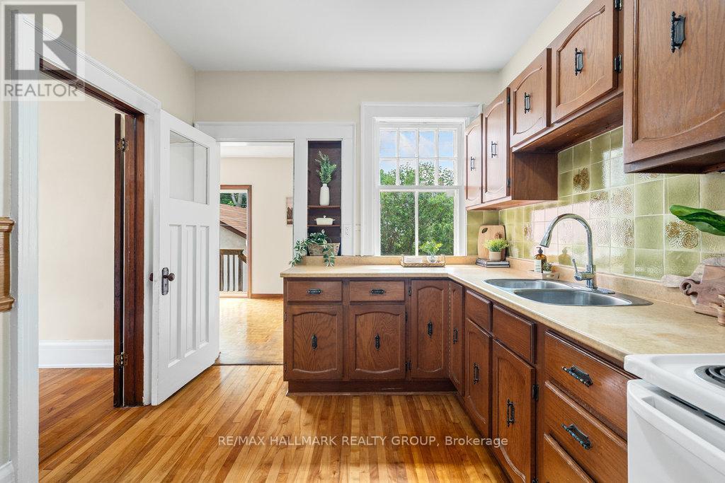 386 First Avenue, Ottawa, ON - Indoor Photo Showing Kitchen With Double Sink