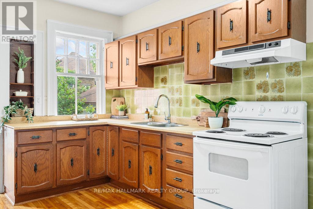 386 First Avenue, Ottawa, ON - Indoor Photo Showing Kitchen With Double Sink